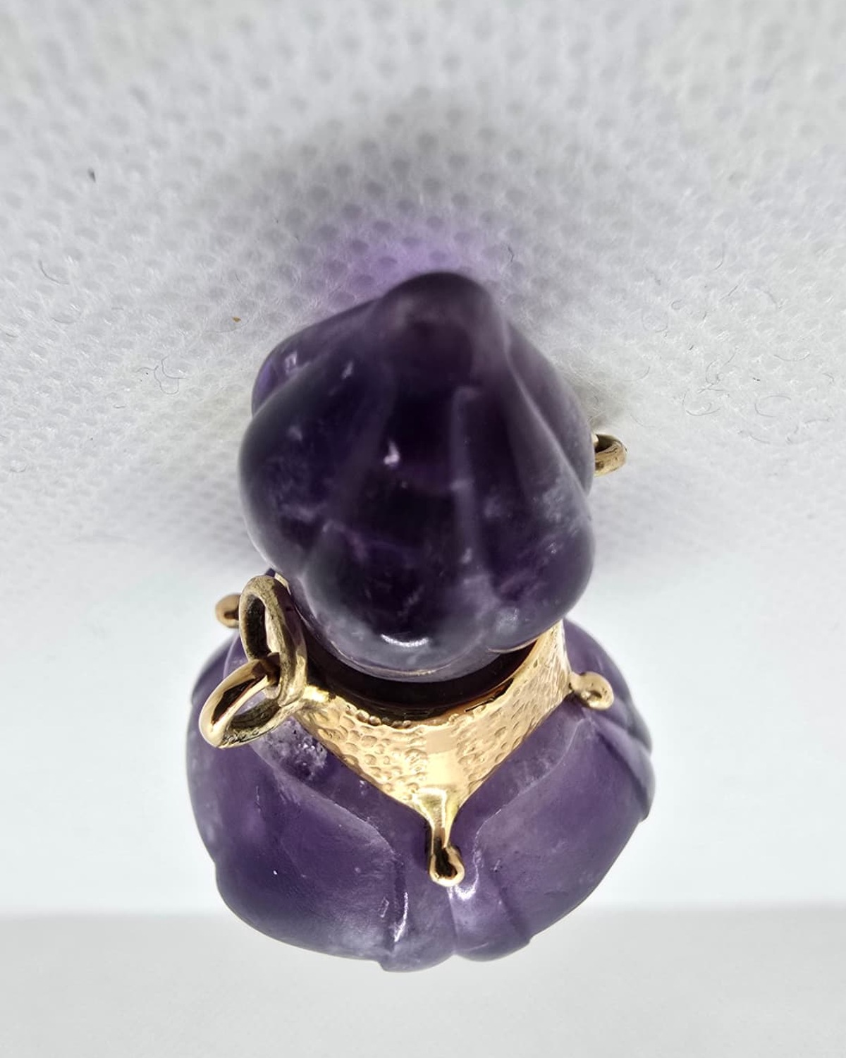 Carved amethyst vessel, stopper and gold collar detail