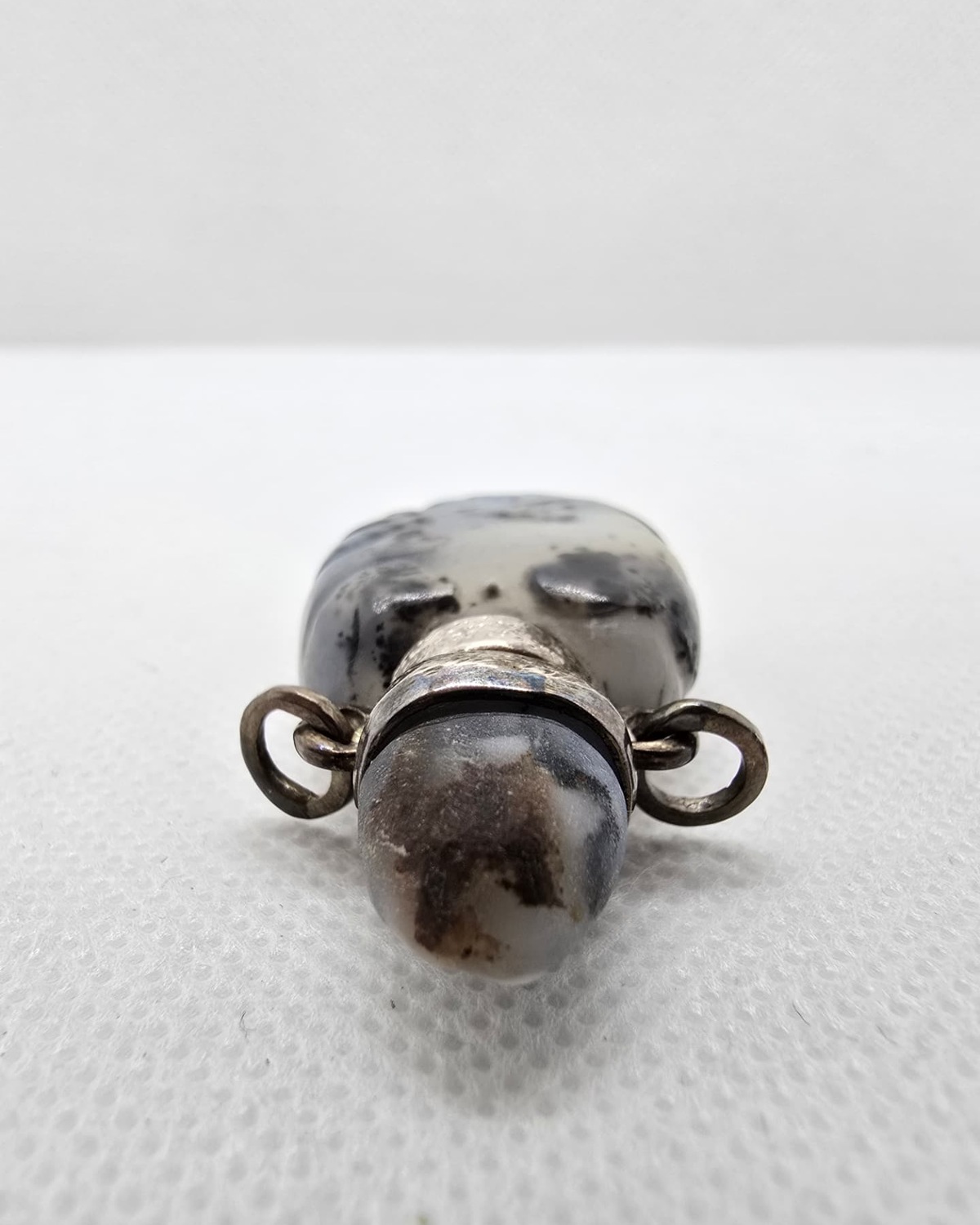 Dendritic agate flask seen from above, stopper detail