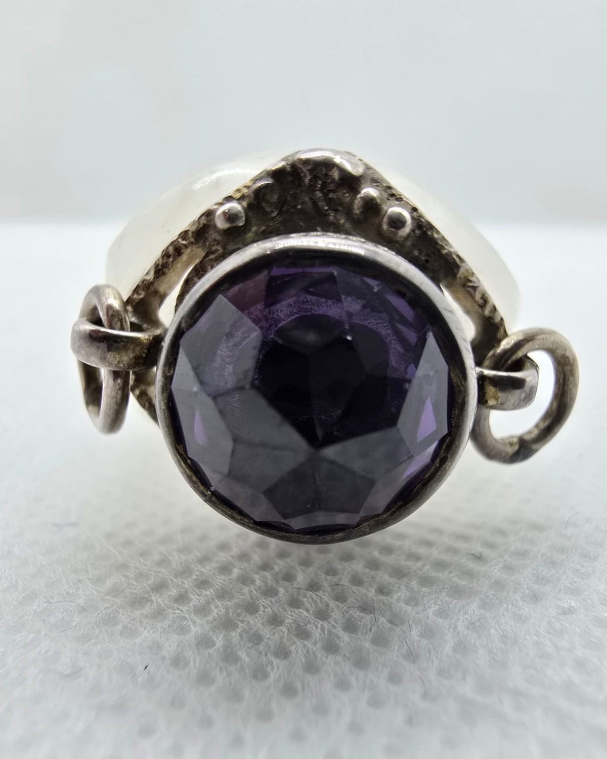 Faceted amethyst stopper of the frosted lobed quartz vessel, close detail