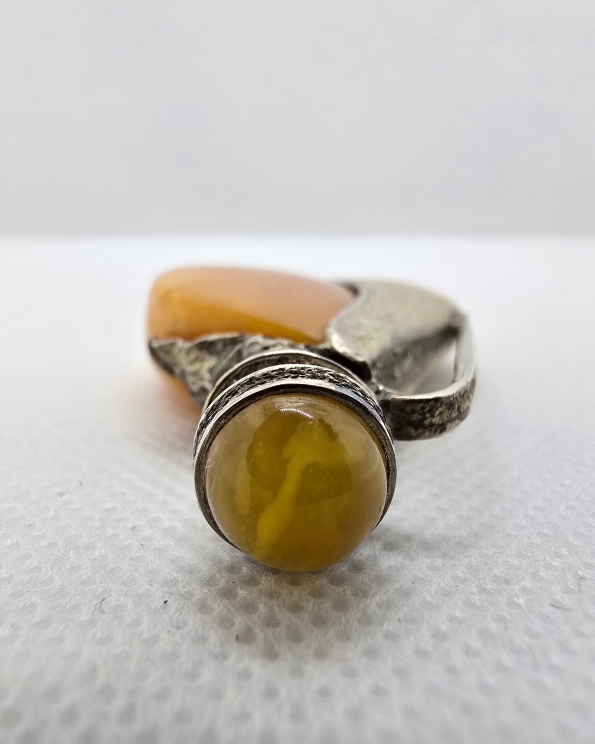 Baltic amber leaf flask seen from above, silver stopper detail
