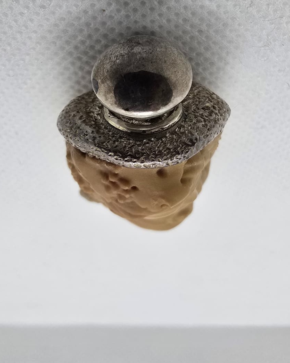 Carved cameo agate vessel seen from above, silver cap and stopper