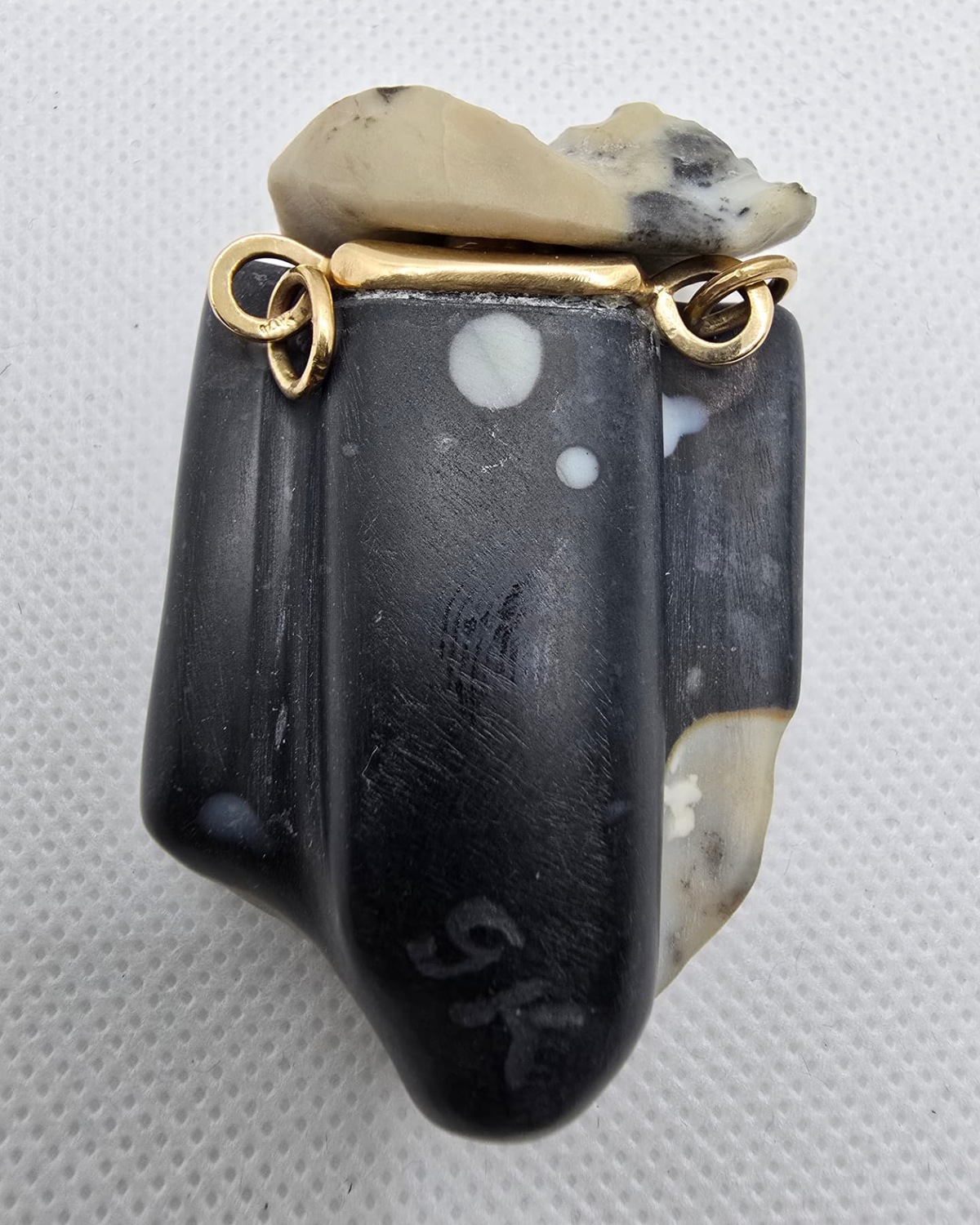 Carved cameo plaque vessel, reverse in polished black agate with gold mounts