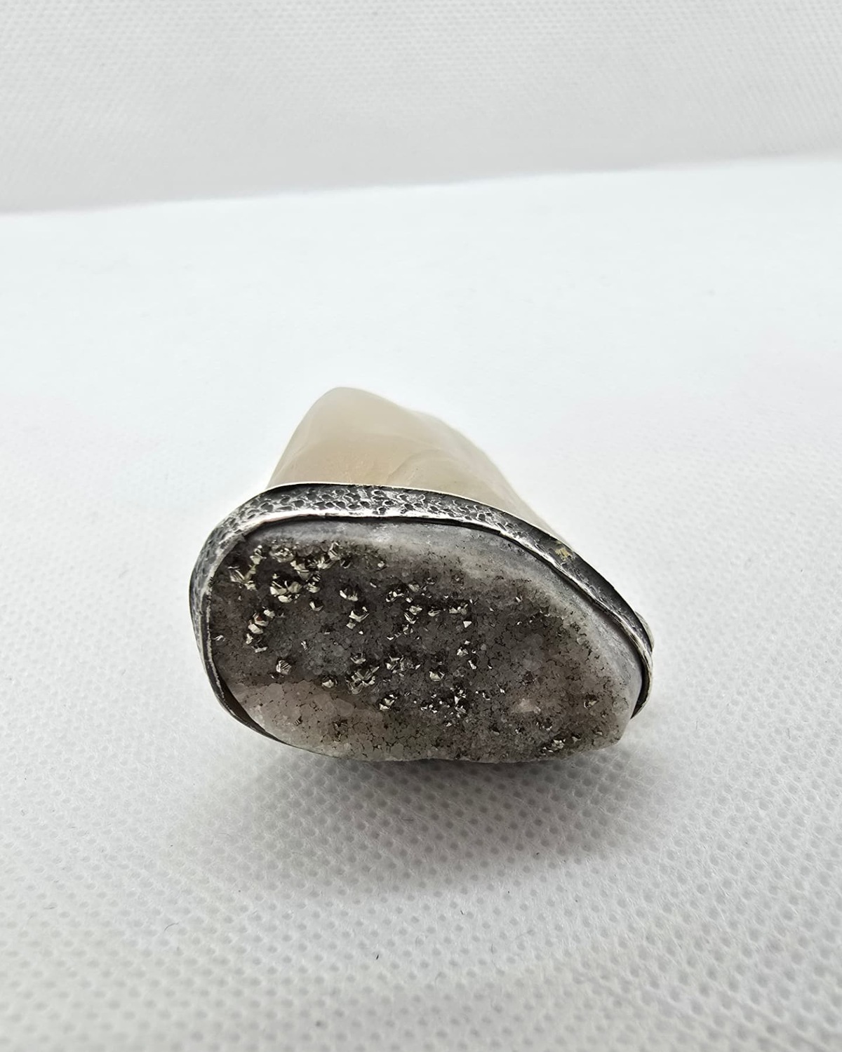 Frosted agate flask, stopper and collar detail