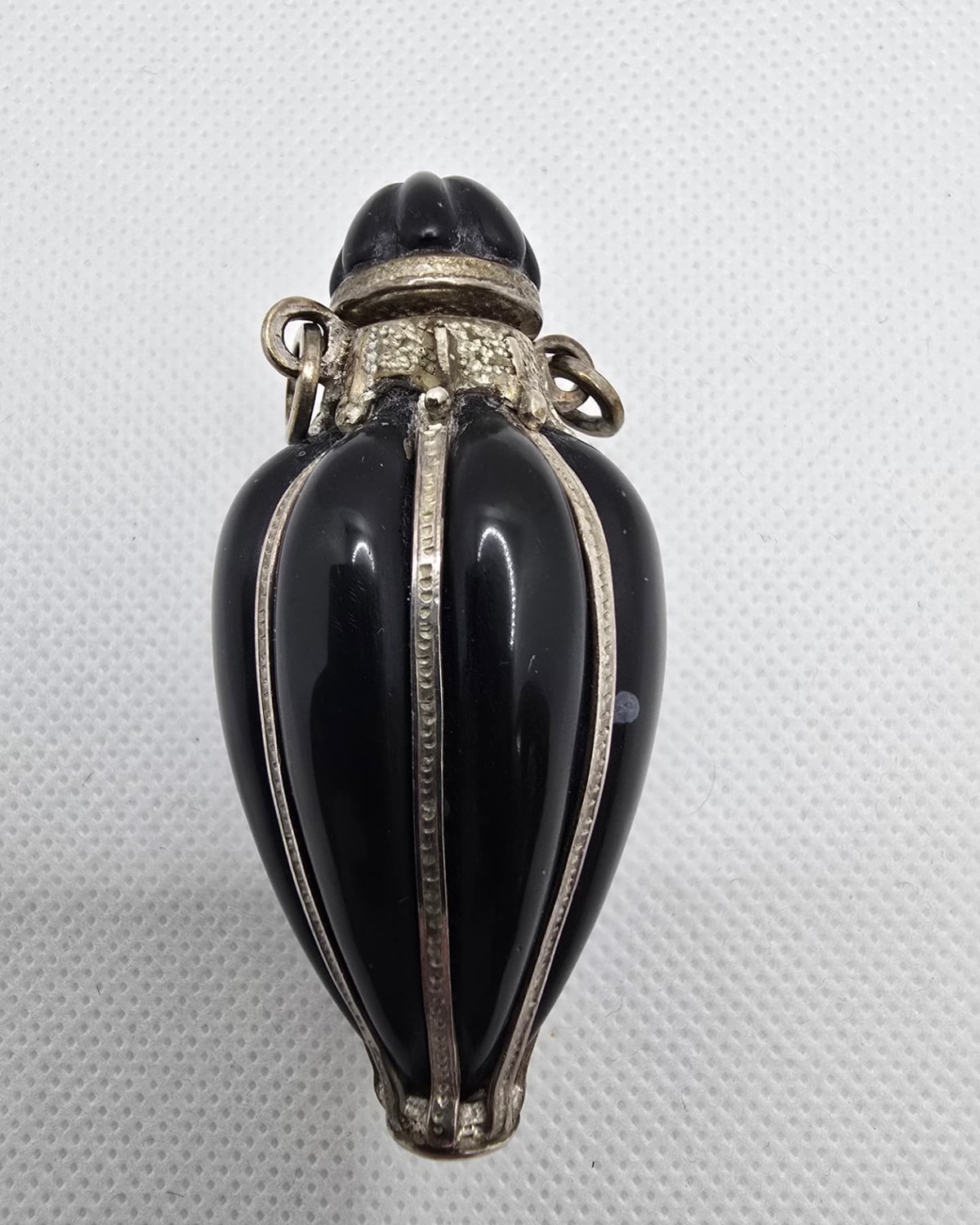 Black fluted onyx amphora, reverse view